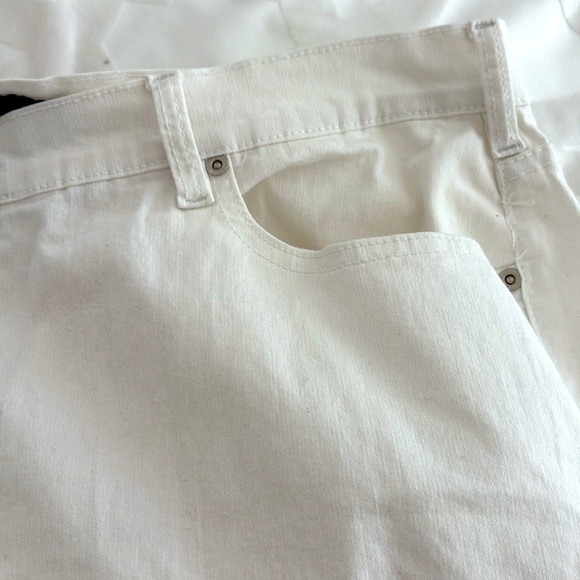 Avenue White, Wide Leg Jeans/Pants. Decorative Stitching on Back Pockets Size 16 - Picture 4 of 10